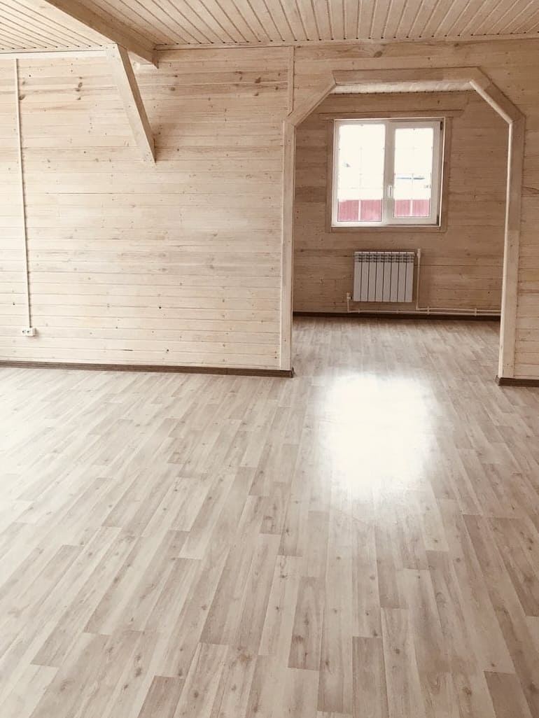 Wnętrze domu drewnianego salon pusty