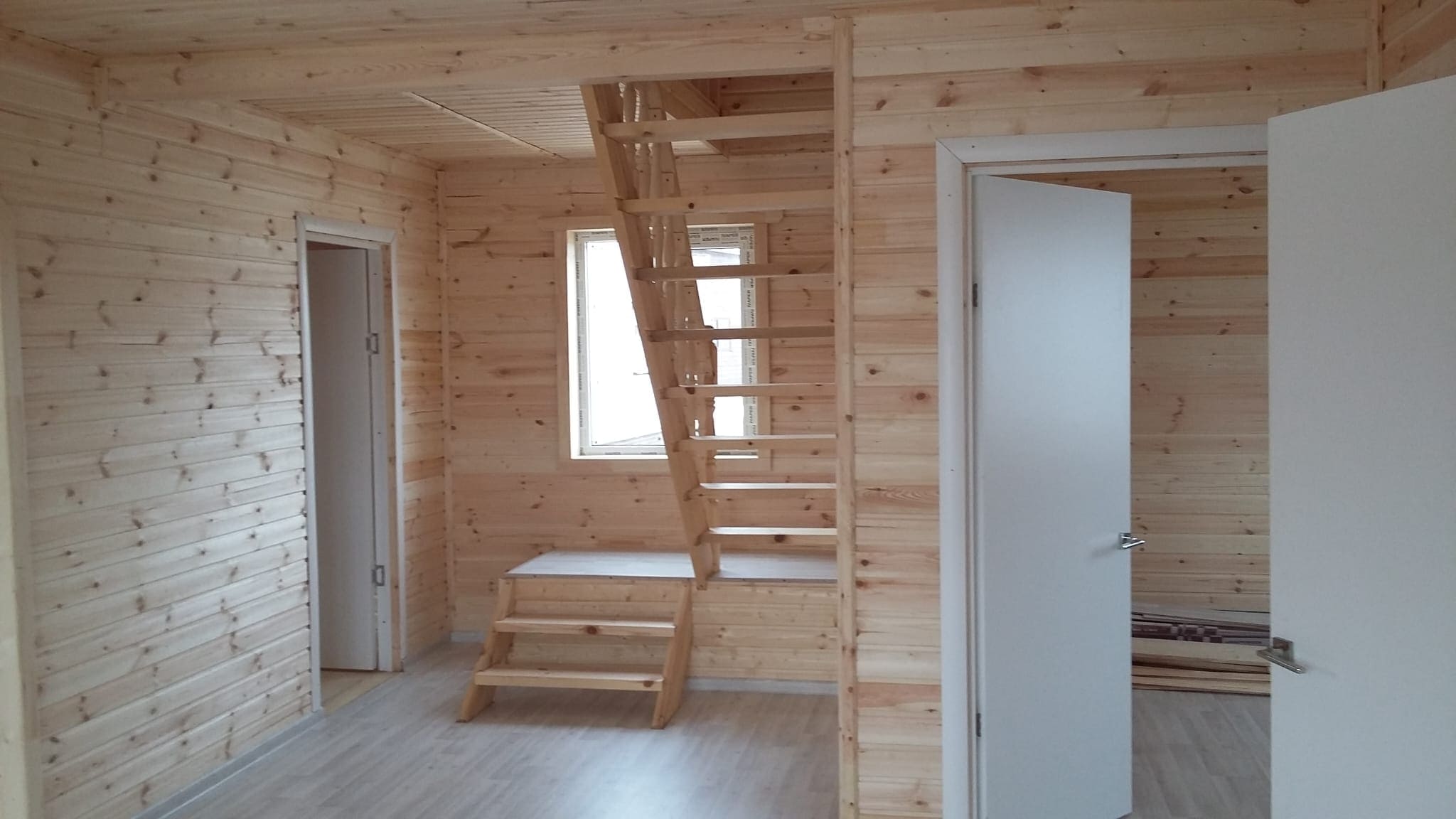 Wnętrze domu drewnianego schody widok