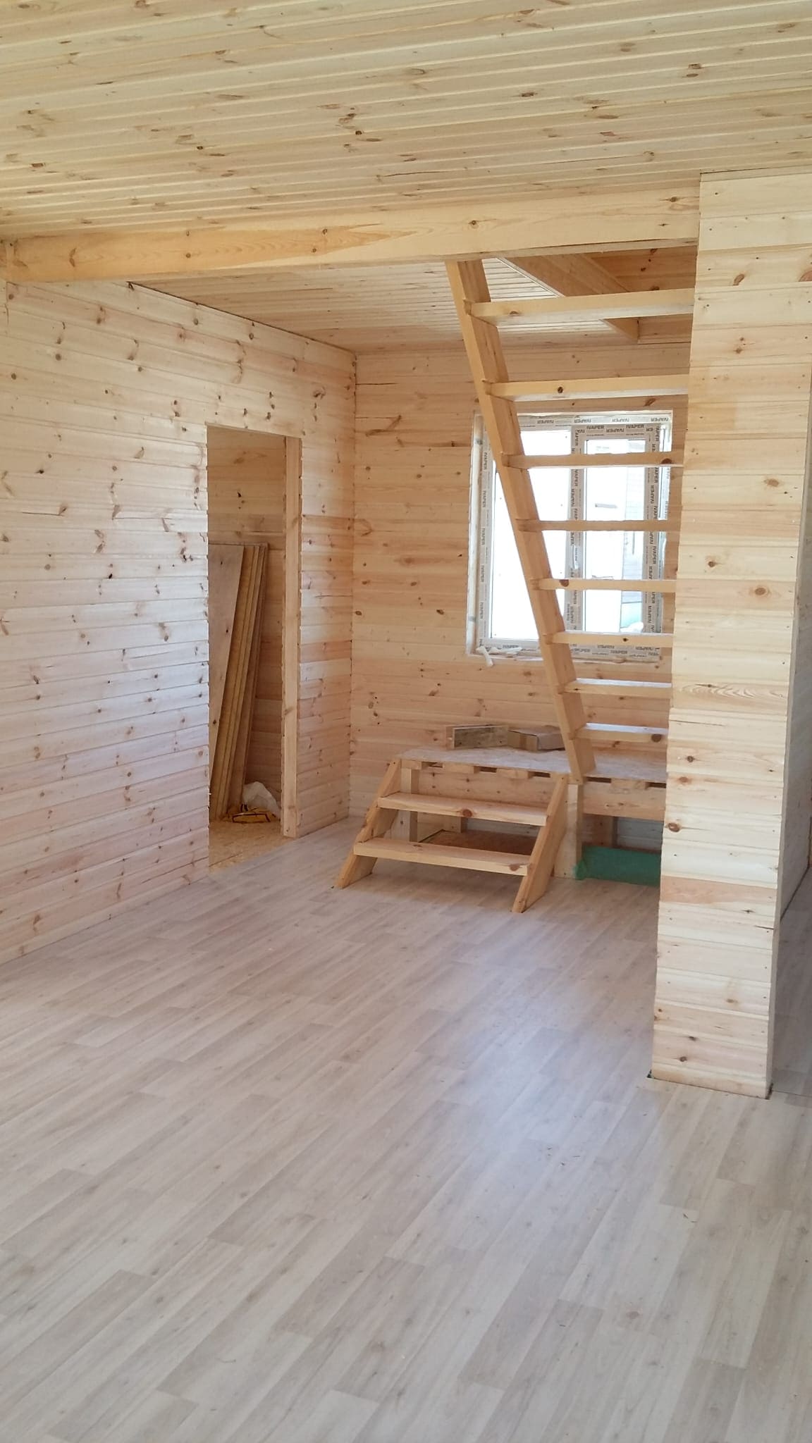Wnętrze domu drewnianego schody wykończenie drewno